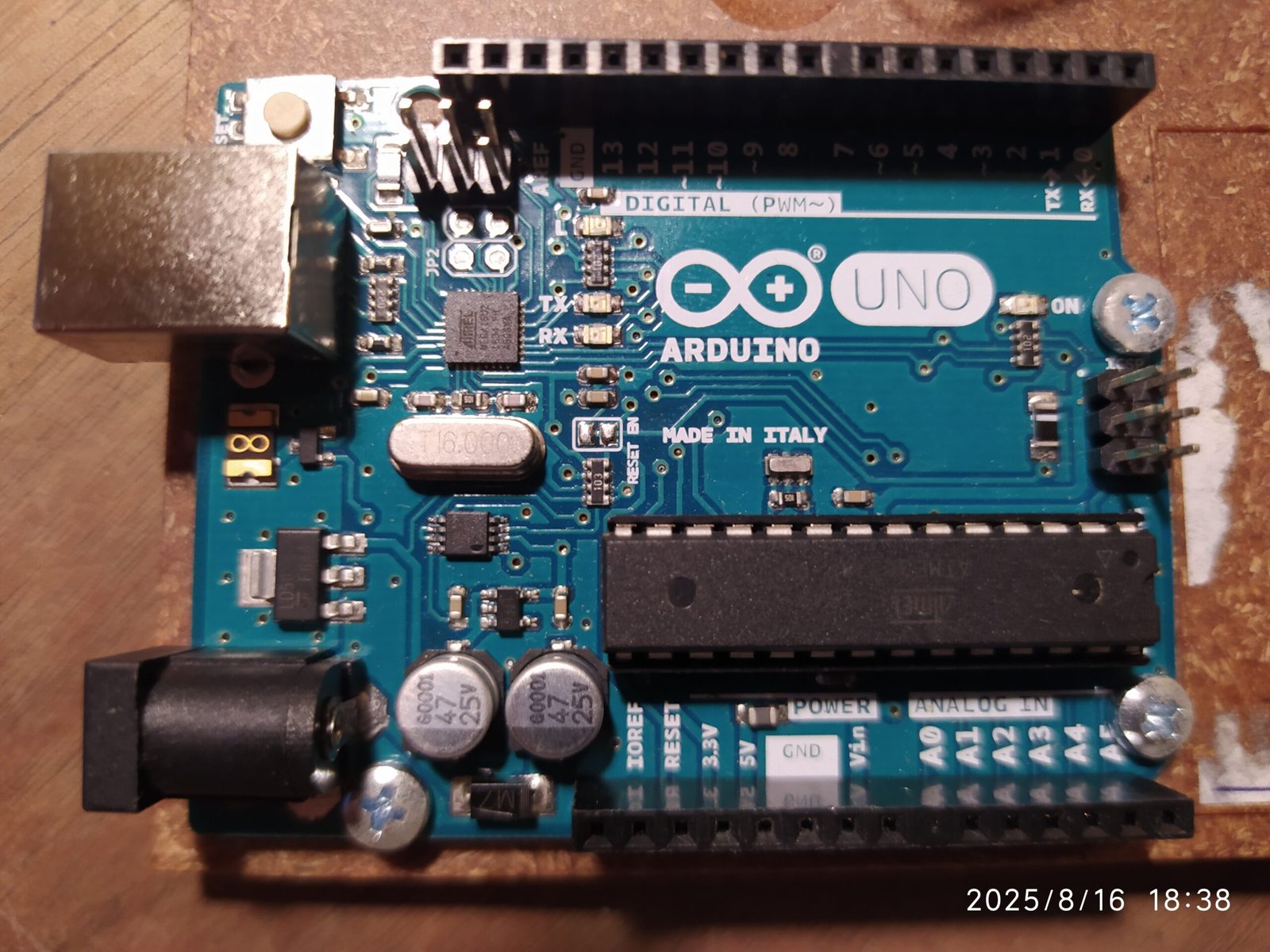 Placa eletrônica Arduino Uno com conectores e microcontrolador.