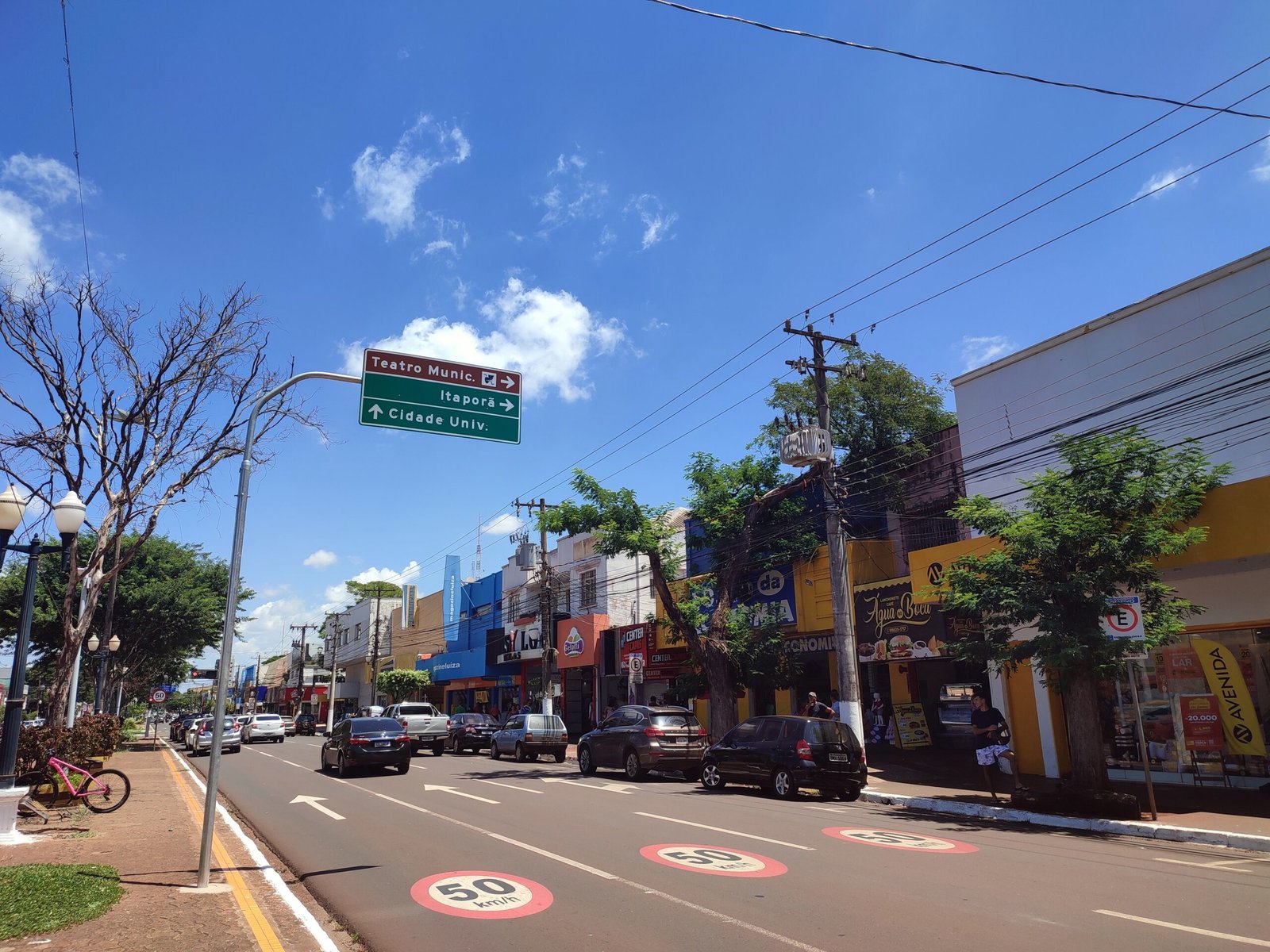 Avenida Marcelino Pires no centro de Dourados em foto de arquivo de 2024.