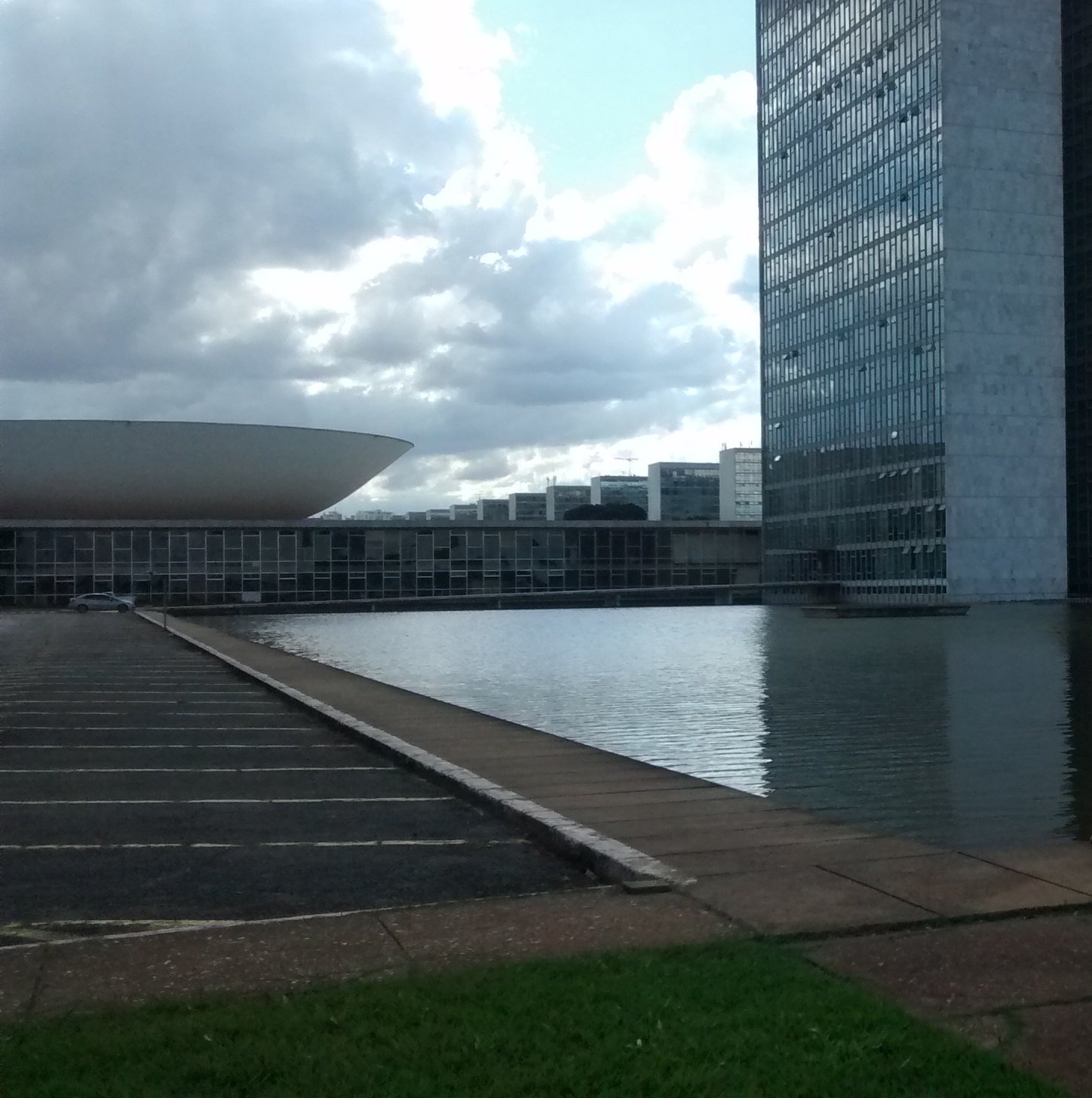 Torres e cúpula do Congresso Nacional vistas junto ao espelho de água, em Brasília.