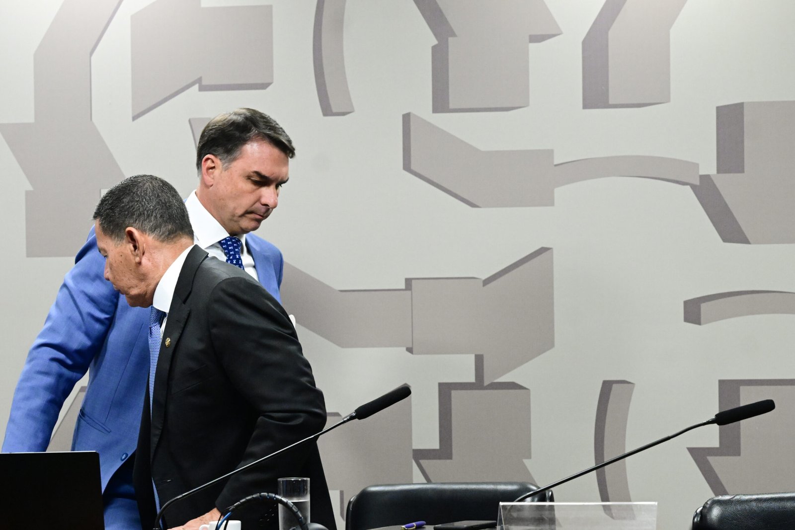 Flávio Bolsonaro e Hamilton Mourão à mesa da Comissão de Segurança Pública do Senado.