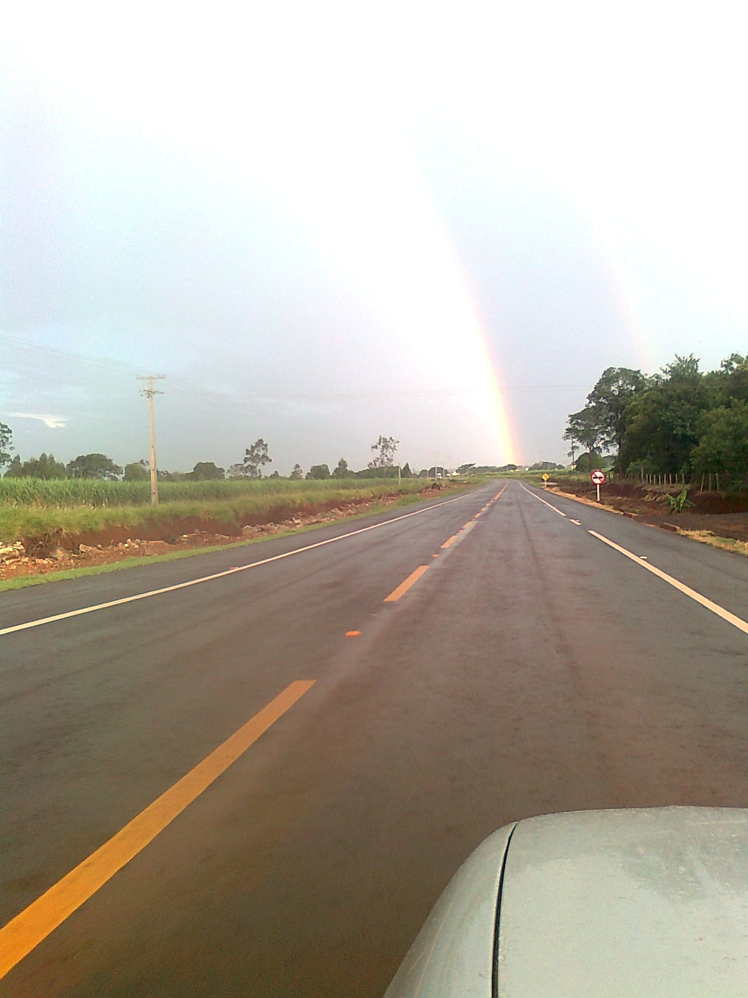Estrada na região de Dourados sob arco-íris, em fotografia ilustrativa de arquivo.