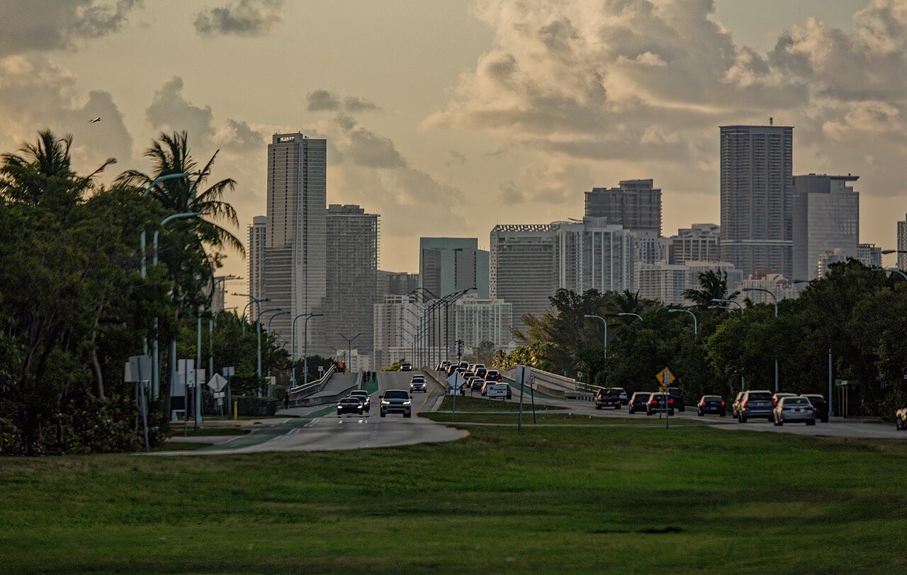 Edifícios e avenida de Miami em fotografia de arquivo de abril de 2025.