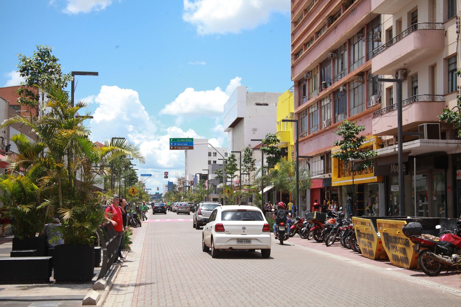 Vista da Rua 14 de Julho, no centro de Campo Grande, com veículos e pedestres.