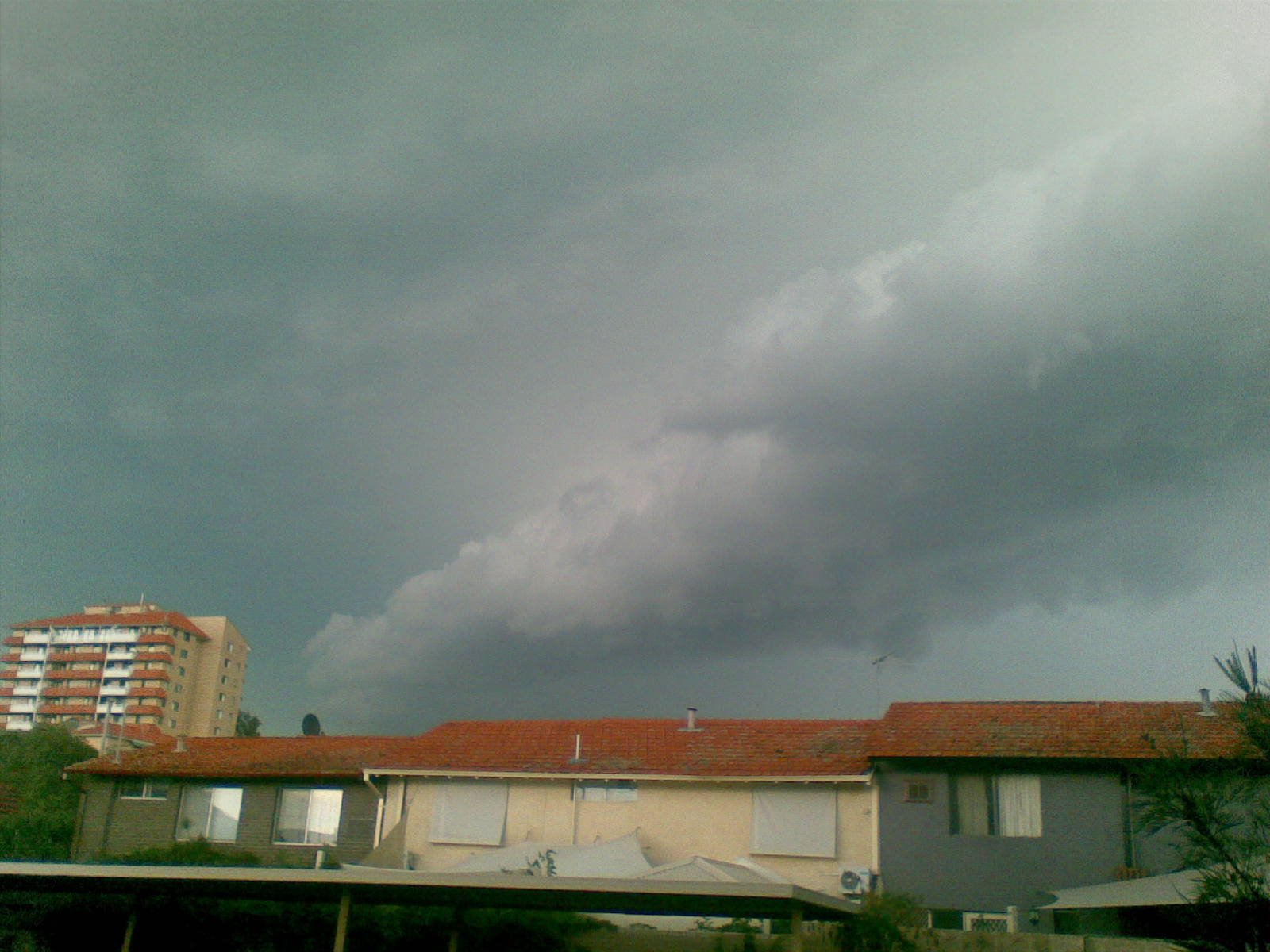 Formação de nuvens escuras de tempestade em fotografia de arquivo.
