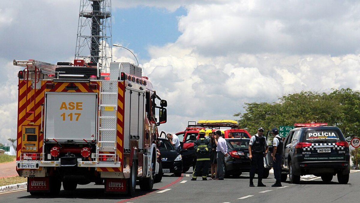 Viaturas do Corpo de Bombeiros em atendimento a acidente de trânsito