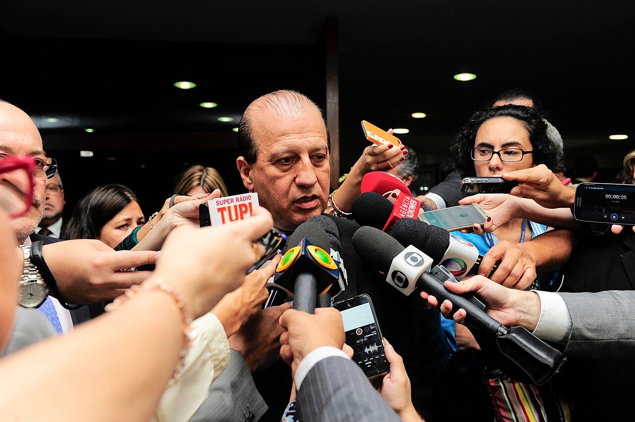 Ministro do TCU Augusto Nardes, cercado de microfones, concede entrevista a jornalistas