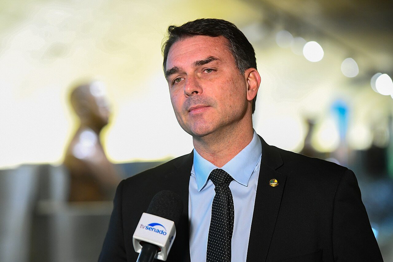 Senador Flávio Bolsonaro concede entrevista no Senado