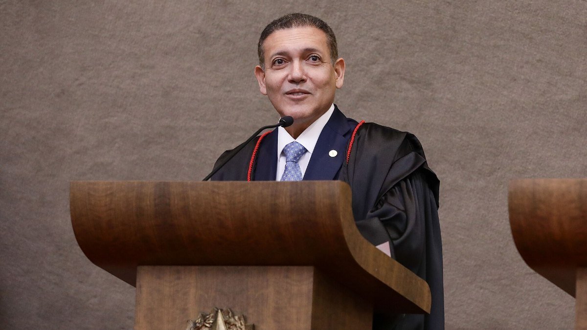 O ministro Kassio Nunes Marques discursa em púlpito de madeira, vestindo toga