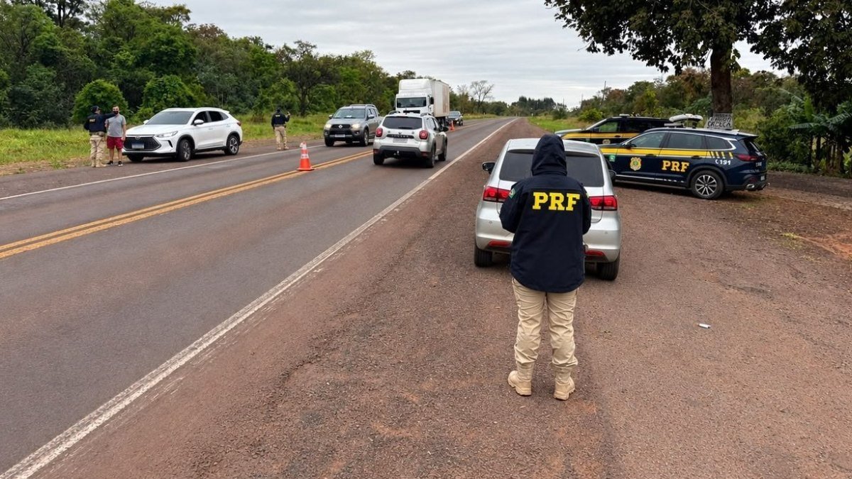 Policial rodoviário federal em fiscalização em rodovia de Mato Grosso do Sul