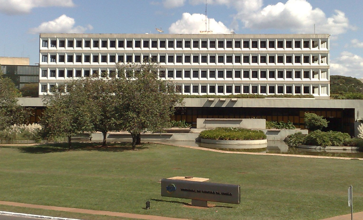 Prédio da sede do Tribunal de Contas da União, em Brasília, com gramado à frente